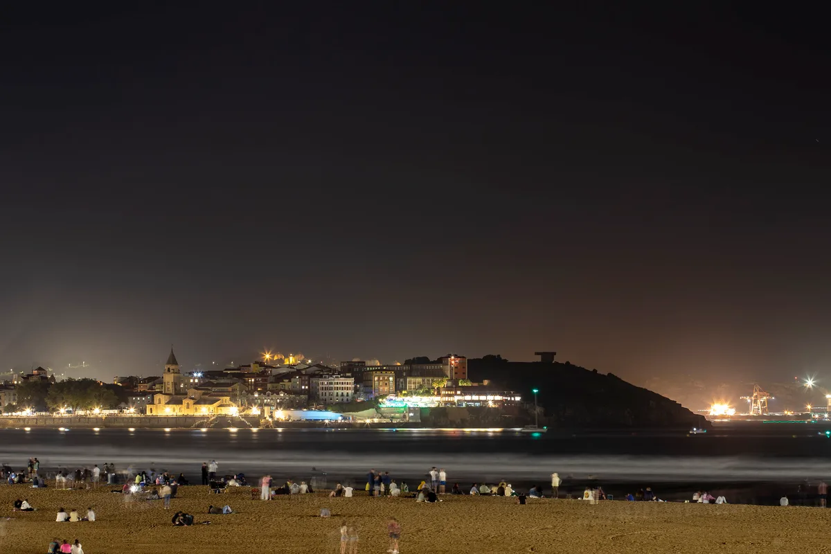 San Lorenzo-Strand, Gijón, Asturias, Spanien — 4