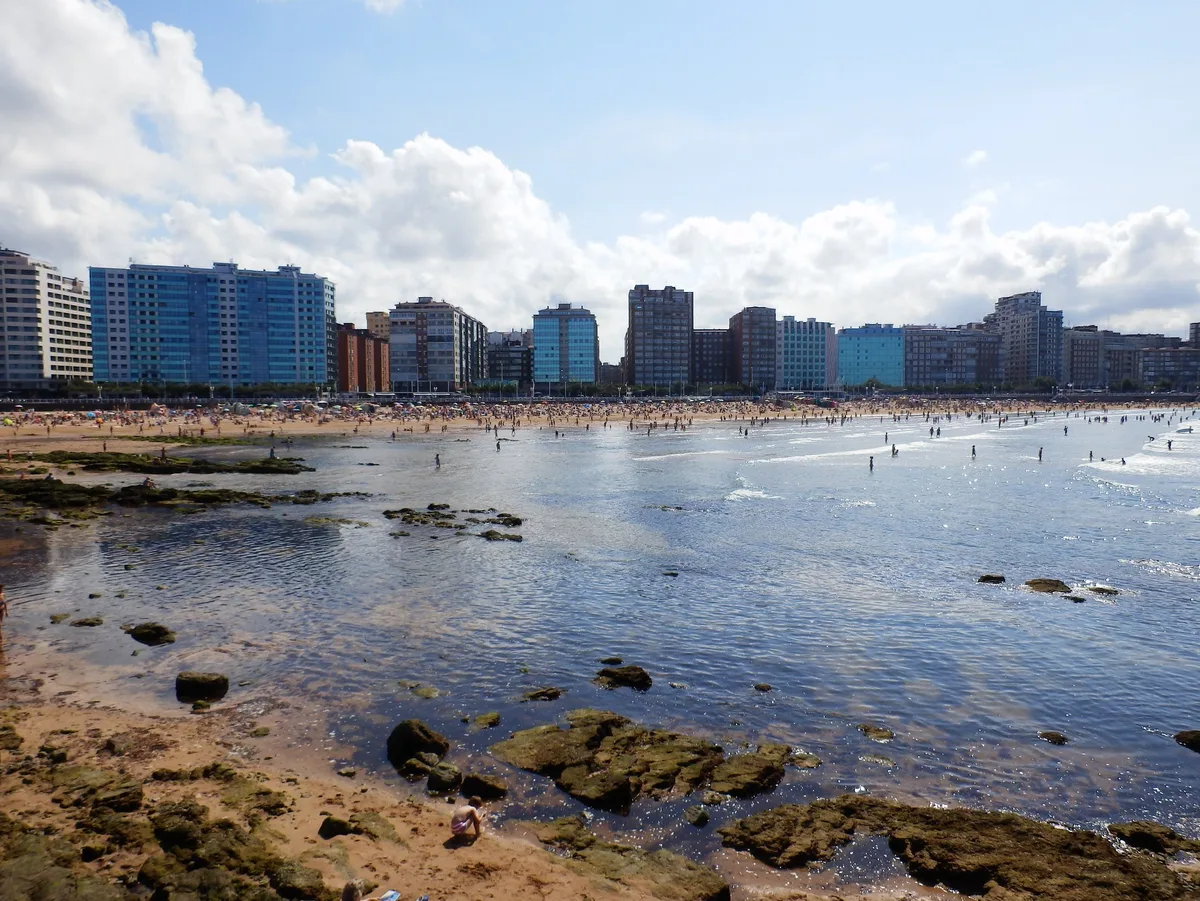 San Lorenzo-Strand, Gijón, Asturias, Spanien — 5