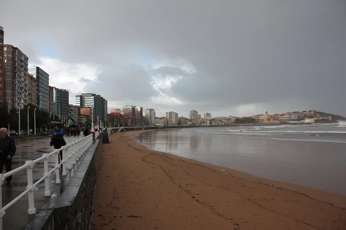 San Lorenzo-Strand, Gijón, Asturias, Spanien — 3