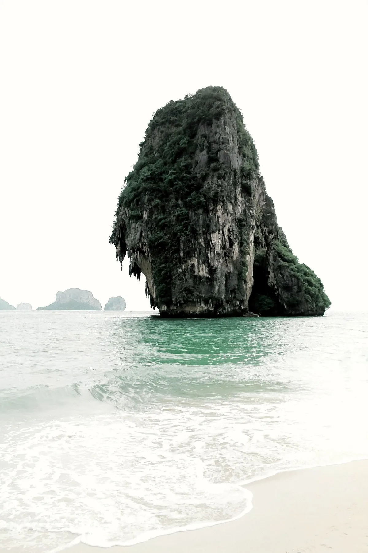 Playa de Tham Phra Nang, Mueang Krabi, Andaman Sea Coast, Tailandia — 4