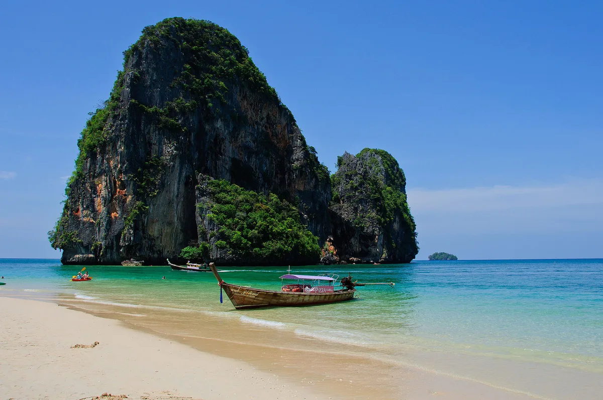 Playa de Tham Phra Nang, Mueang Krabi, Andaman Sea Coast, Tailandia — 2