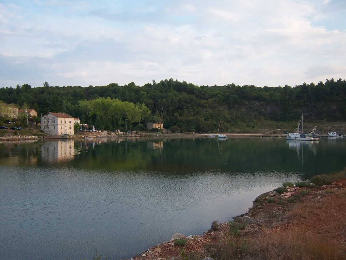 Plage de Tarska Vala, Tar-Vabriga, Istria, Croatie — 2