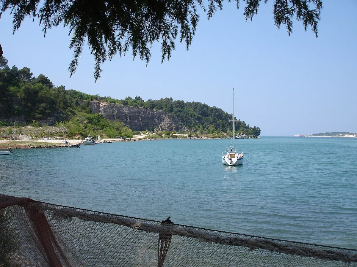 Plage de Tarska Vala, Tar-Vabriga, Istria, Croatie — 3