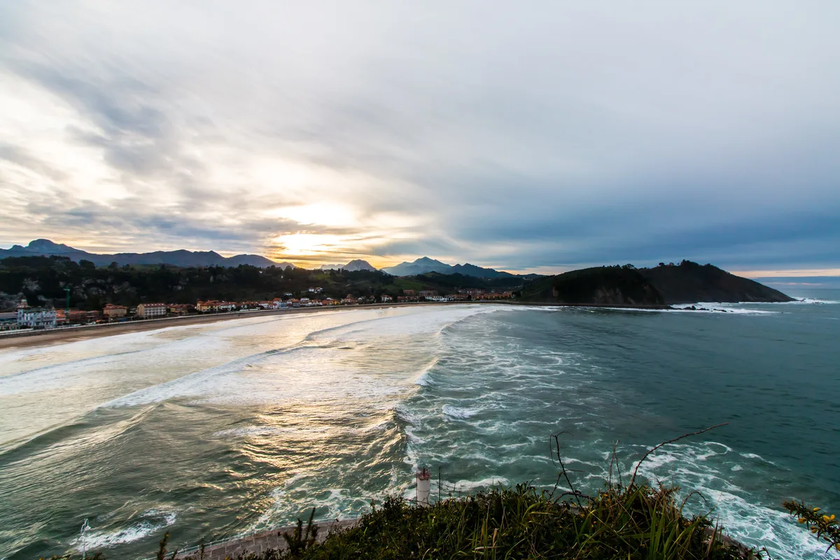 Praia de Ribadesella, Ribadesella, Asturias, Espanha — 6