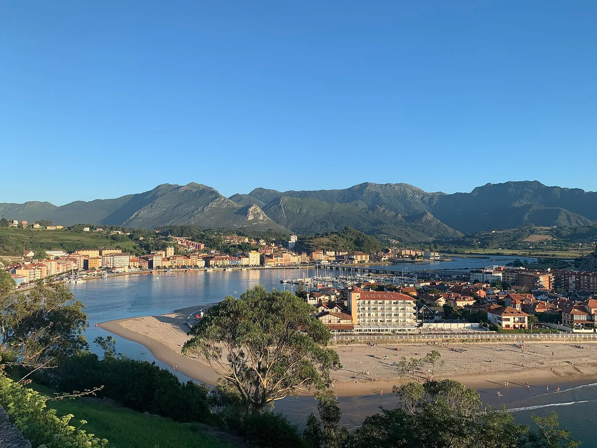 Praia de Ribadesella, Ribadesella, Asturias, Espanha — 4
