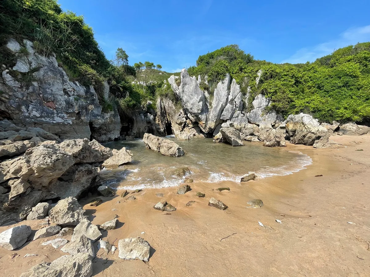 Plage de Gulpiyuri, Llanes, Asturias, Espagne — 2