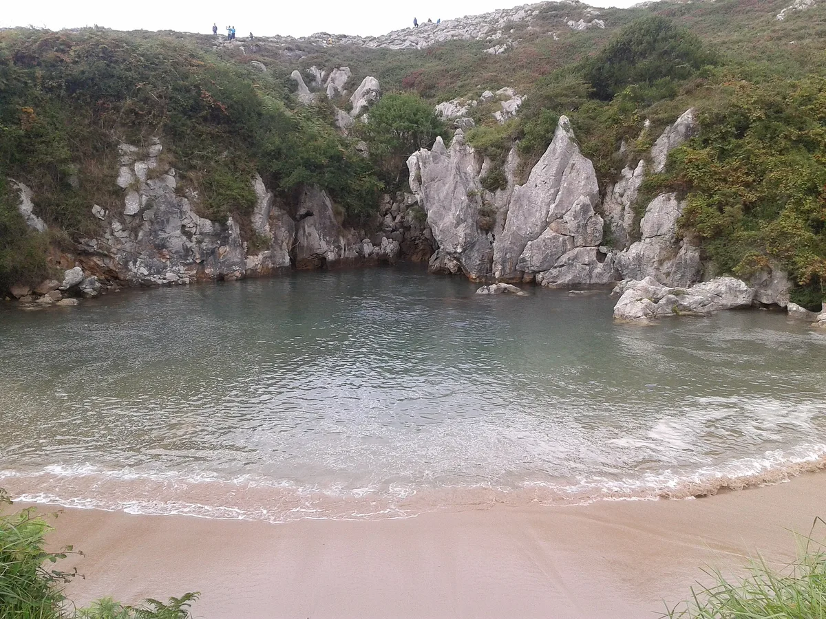 Plage de Gulpiyuri, Llanes, Asturias, Espagne — 3