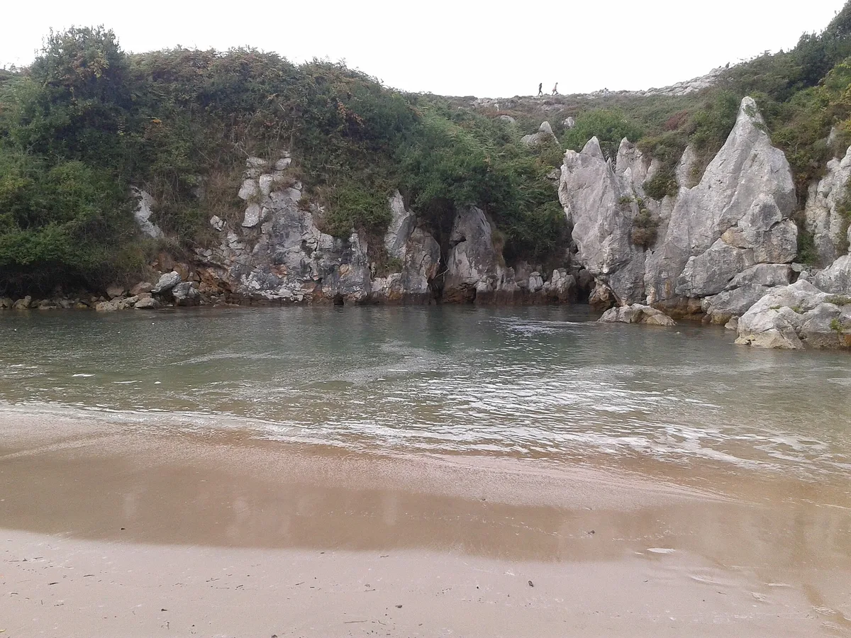 Plage de Gulpiyuri, Llanes, Asturias, Espagne — 6