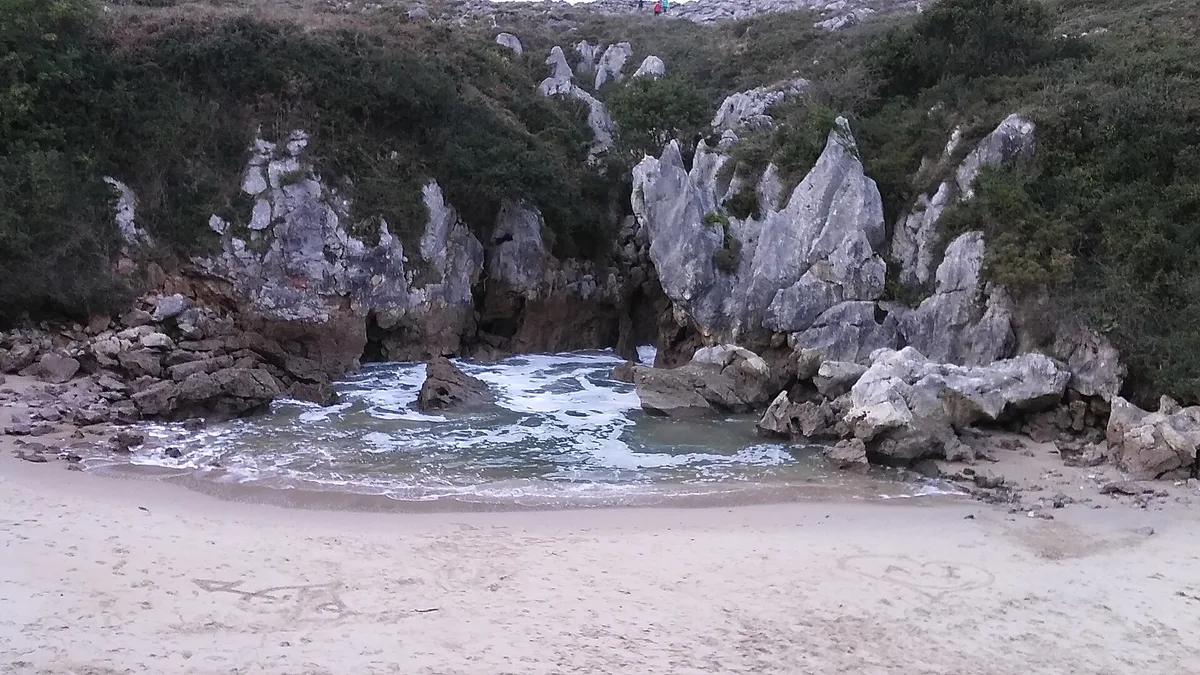 Plage de Gulpiyuri, Llanes, Asturias, Espagne — 4