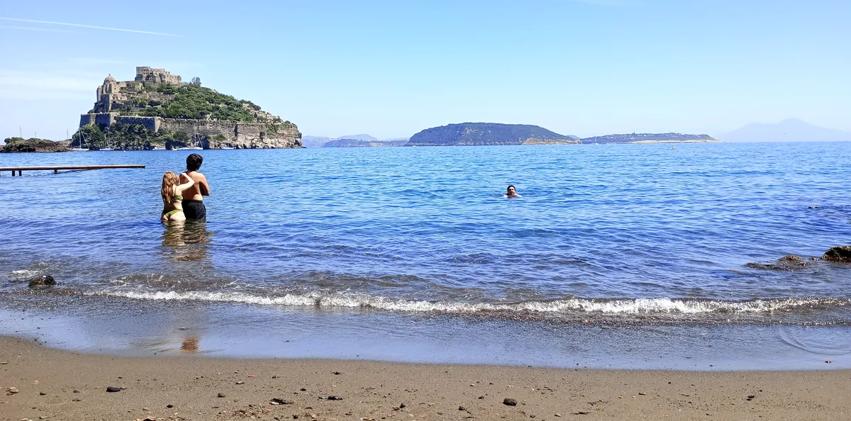 Playa de Cartaromana, Ischia, Campania, Italia — 3
