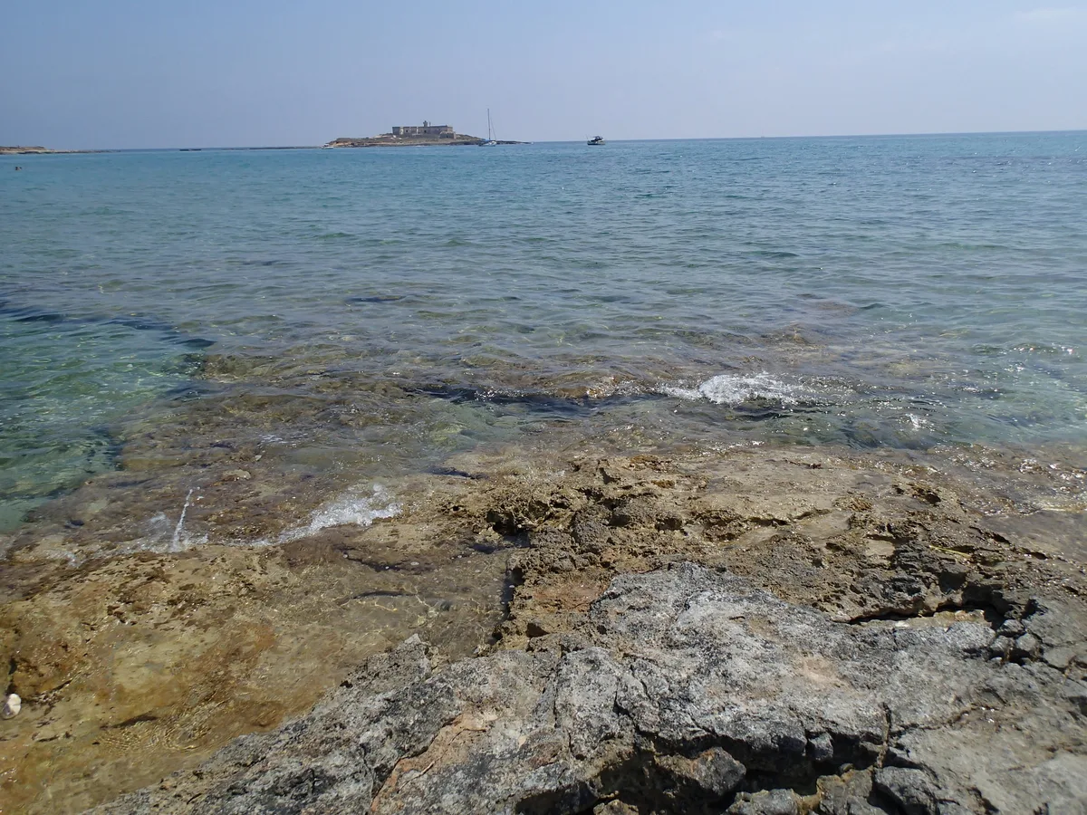 Plage de l'Isola delle Correnti, Portopalo di Capo Passero, Sicily, Italie — 5