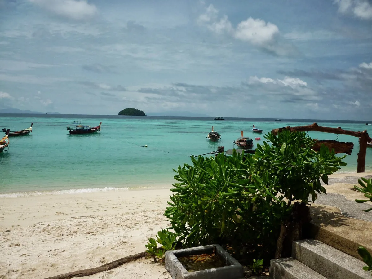 พระอาทิตย์ Beach, Ko Sarai, Andaman Sea, Thailand — 2