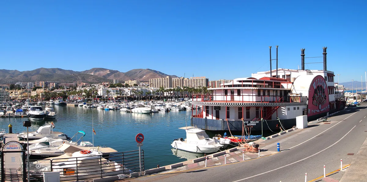 Playa Fuente Salud, Benalmádena, Andalusia, España — 2